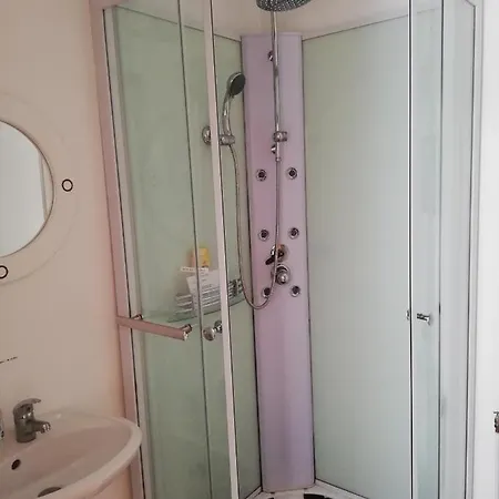 3 Bed House - Sleeps 6 - Pool - Hottub - Garden Holiday home