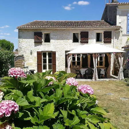 3 Bed House - Sleeps 6 - Pool - Hottub - Garden Hébergement de vacances *